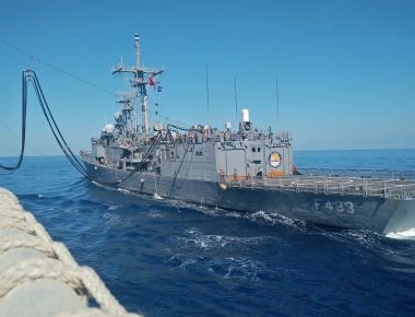 Το «ΠΡΟΜΗΘΕΥΣ» μεταφέρει γιατρούς των ΕΔ στους κατοίκους των μικρών νησιών του Αιγαίου